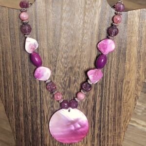 Vtg Pink & Purple Lightweight Shell Pendant Beaded Necklace w/ Extender